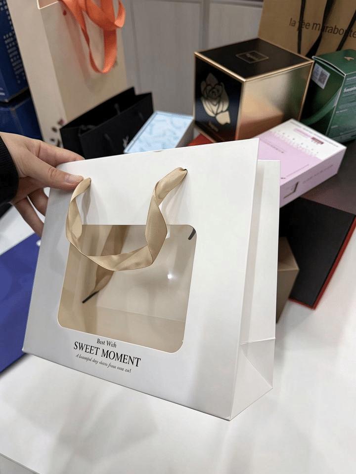 Window display luxury paper shopping bag